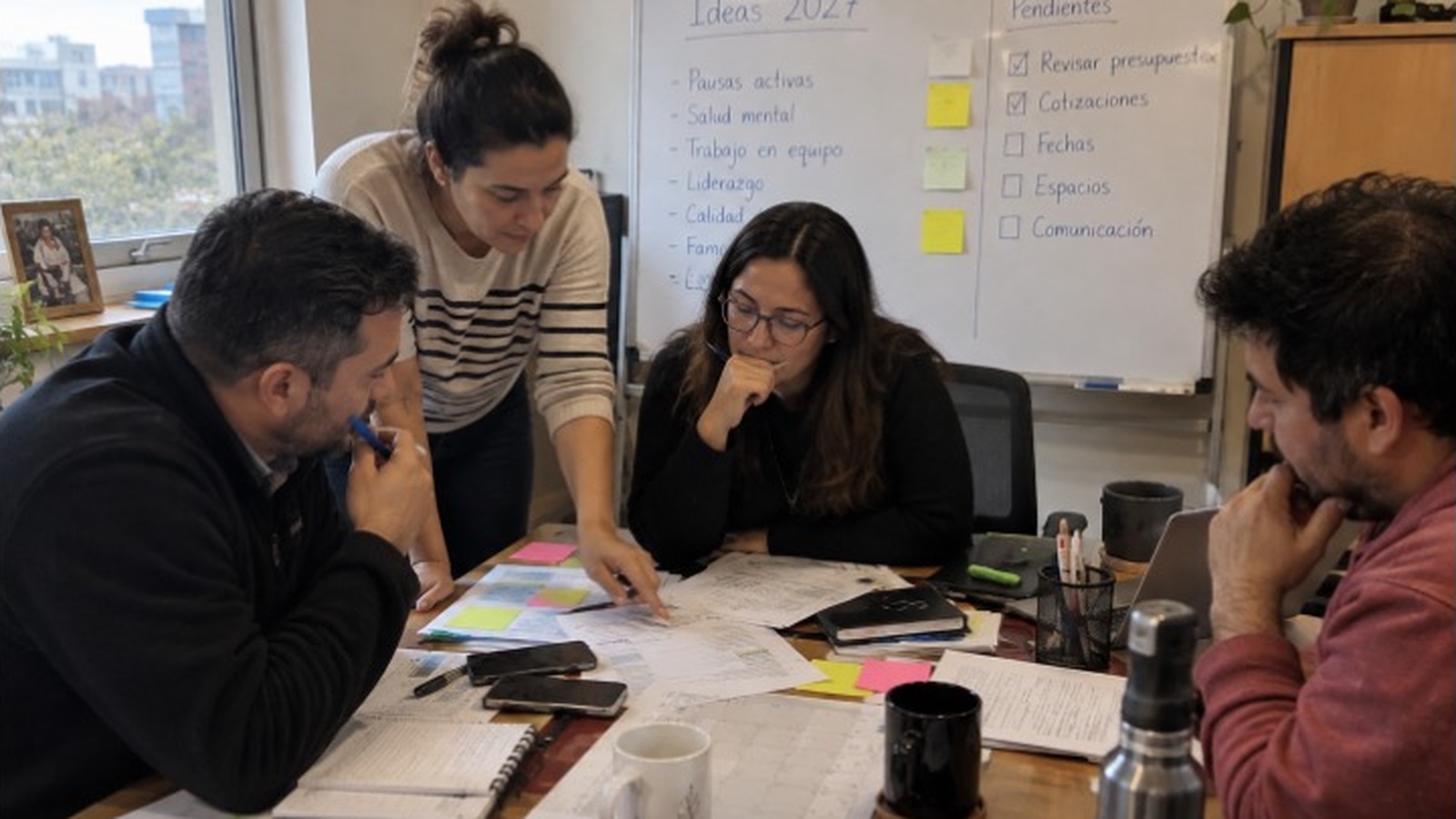 Equipo reunido en una oficina para planificar actividades de bienestar laboral
